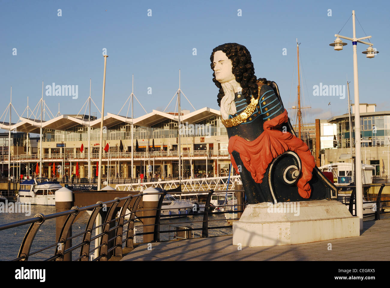 Gunwharf Quays Shopping-Mall mit alten Schiffe Galionsfigur. Portsmouth. Hampshire. England Stockfoto