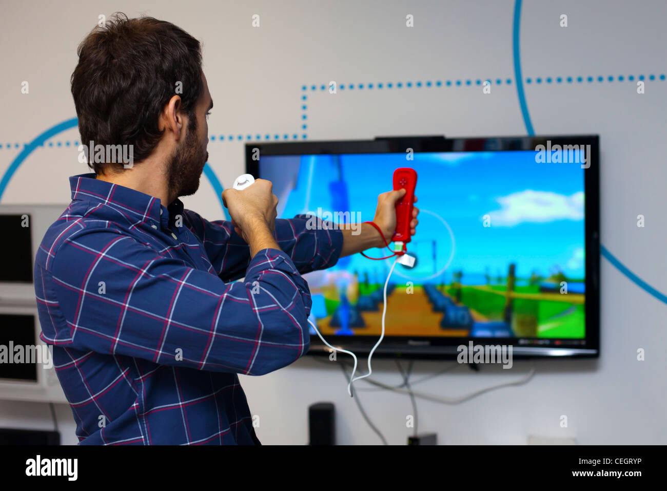 Mann auf der Wii-Konsole zu spielen. Stockfoto