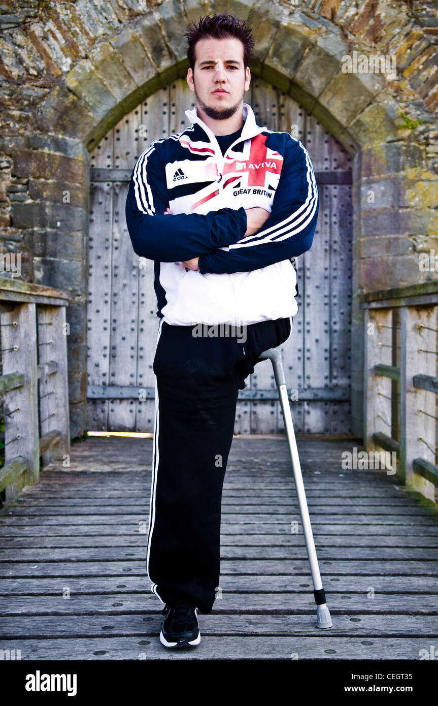 Welsh Paralympischen Athleten Nathan Stephens auf der Zugbrücke in Caerphilly Castle. Stockfoto