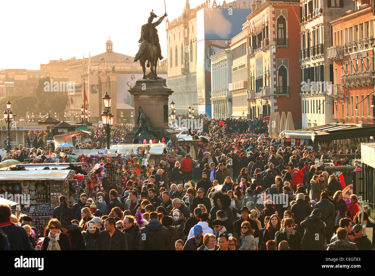 Straßen von Venedig voller Touristen während des traditionellen venezianischen Karnevals. Stockfoto