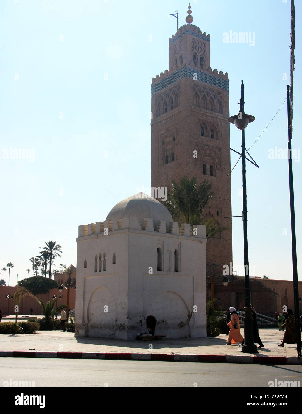 Das Minarett der Koutoubia-Moschee in Marrakesch mit der Beerdigung Tombe der Lalla Zohra im Vordergrund. Stockfoto