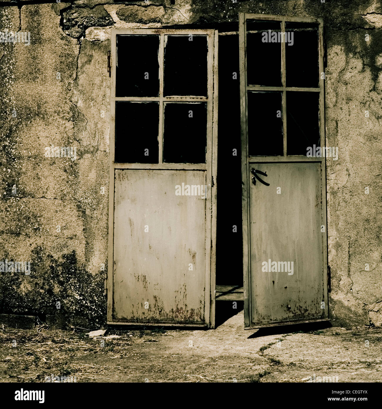 Altbauwohnung mit offener Tür Stockfoto
