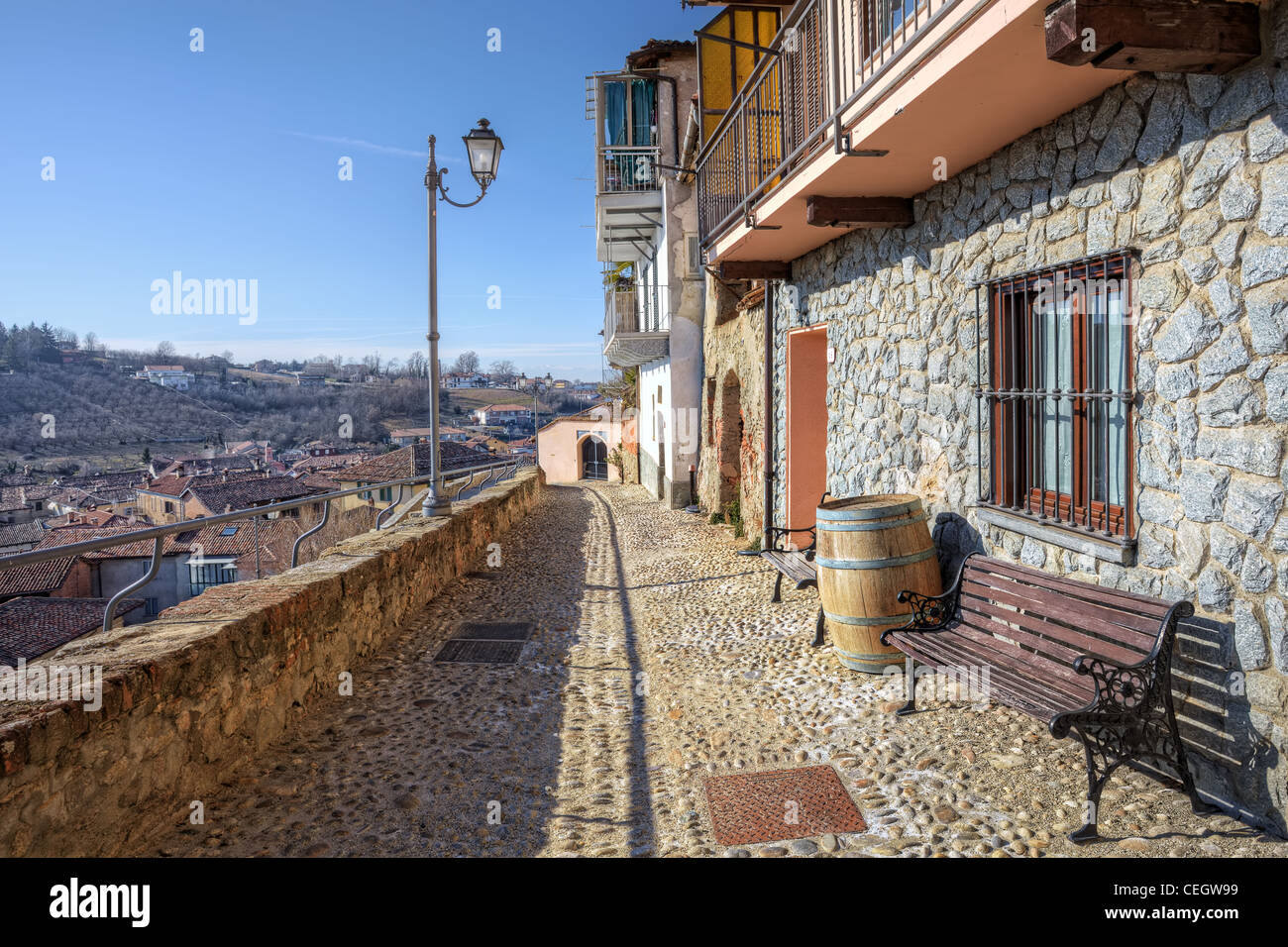 Schmale Stein gepflasterte Straße und alten Häusern in der Stadt von La Morra, Norditalien. Stockfoto