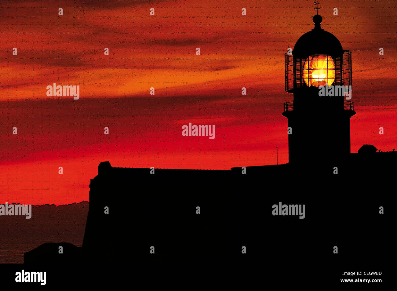 Portugal, Algarve: Sonnenuntergang am Leuchtturm von Kap St. Vincent in der Nähe von Sagres Stockfoto