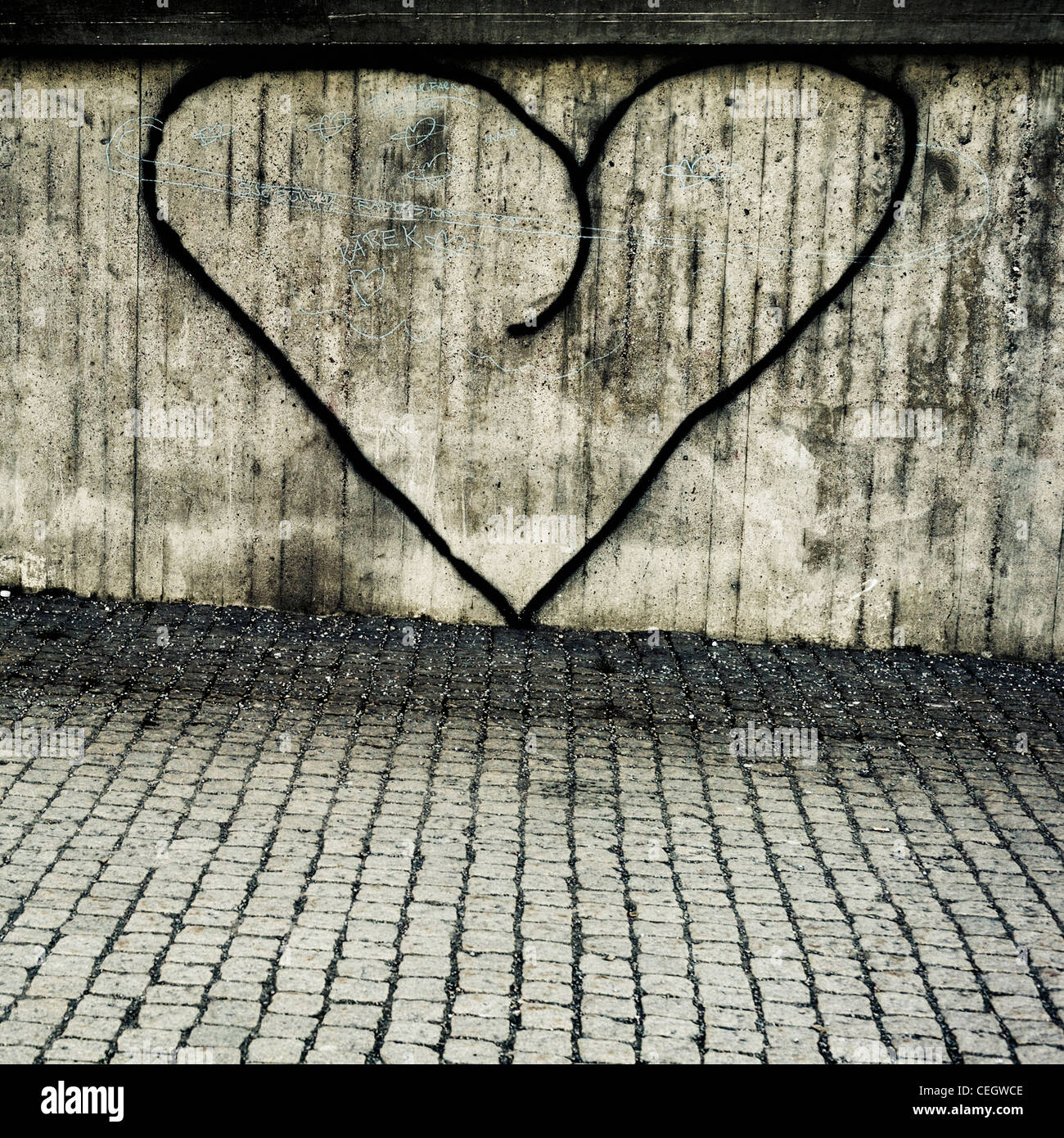 Herz auf eine Betonmauer gemalt Stockfoto