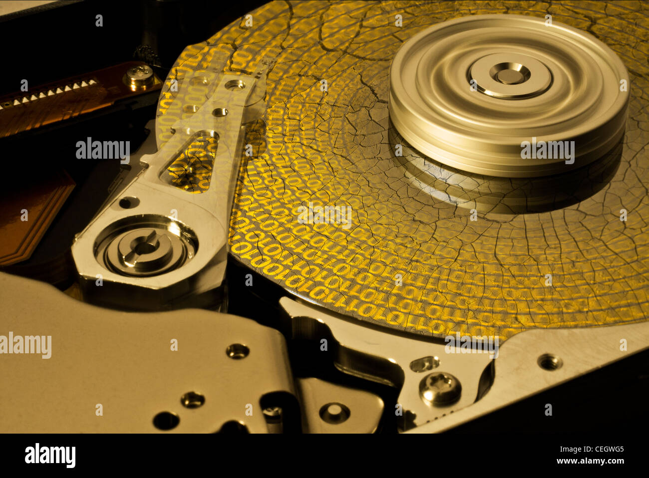symbolische Datenrettung Thema zeigt eine geöffnete Festplatte mit symbolischen korrodierte Oberfläche Stockfoto