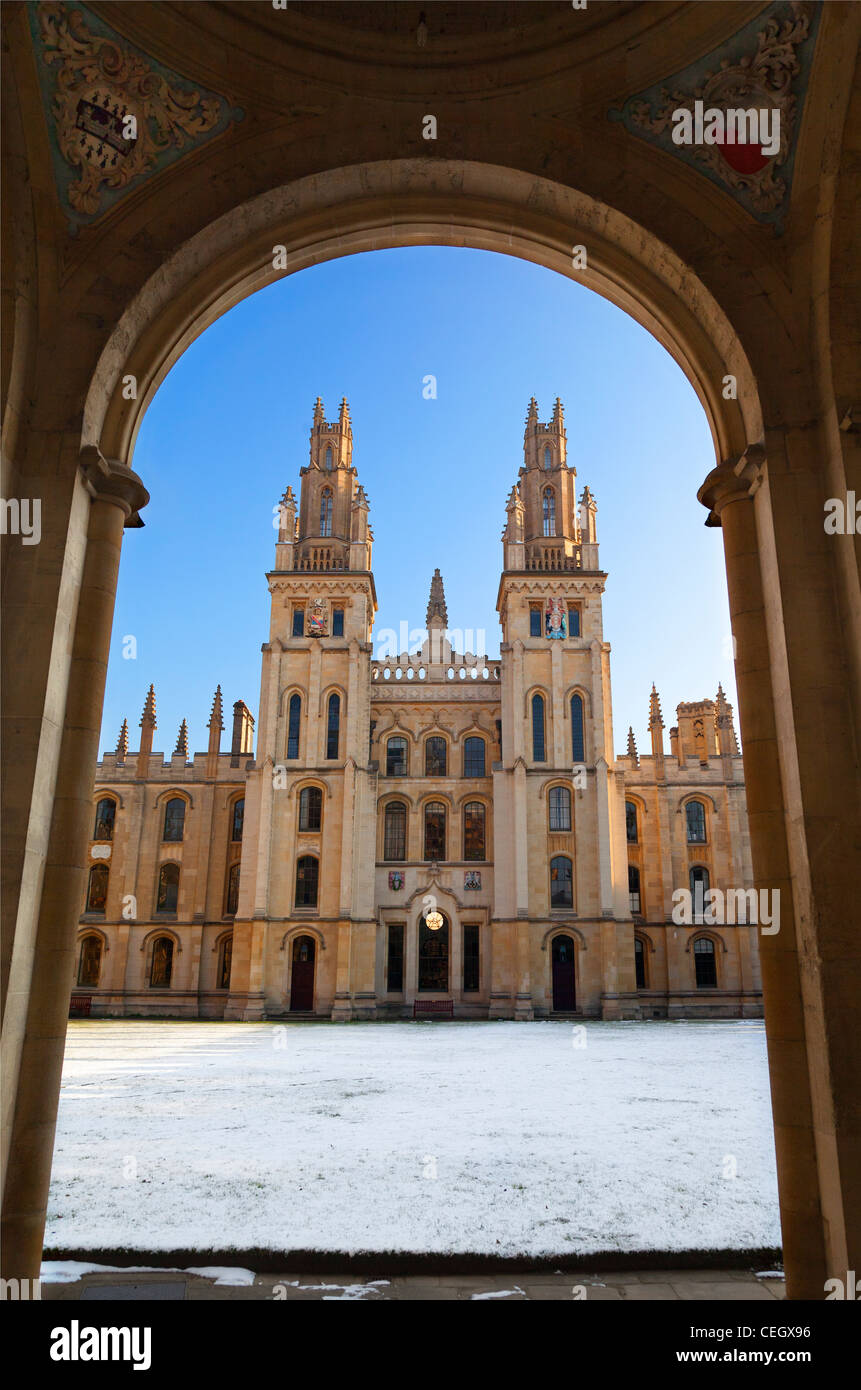 All Souls College Viereck, Oxford, im Schnee Stockfoto