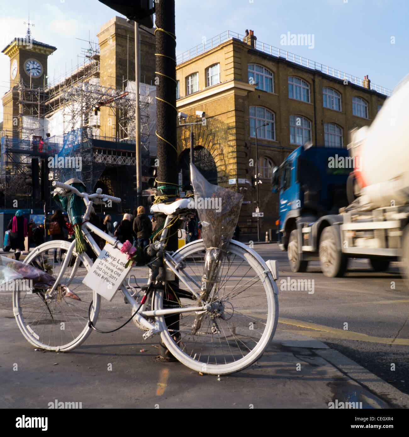 Ghost Bikes von Kings Cross Kennzeichnung des Todes ein 24 Jahre altes Mädchen getötet während Radfahren in London. Stockfoto