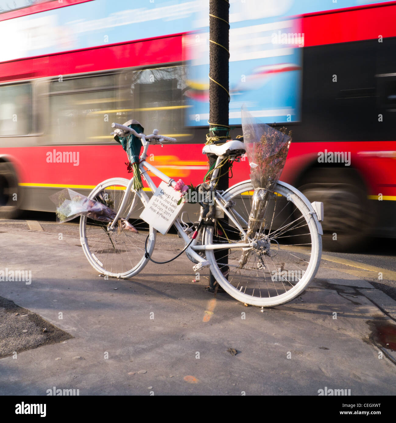 Ghost Bikes von Kings Cross Kennzeichnung des Todes ein 24 Jahre altes Mädchen getötet während Radfahren in London. Stockfoto