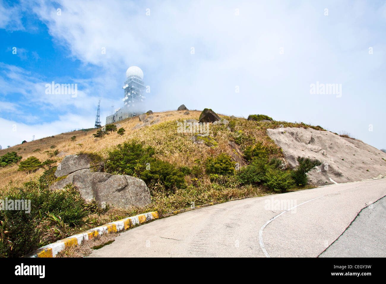 Wetterstation an Spitze von Hong Kong, Tai Mo Shan. Stockfoto