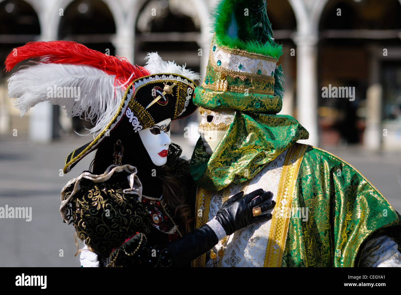 Traditionellen venezianischen Carnnival Kostüme auf dem San Marco Platz Stockfoto
