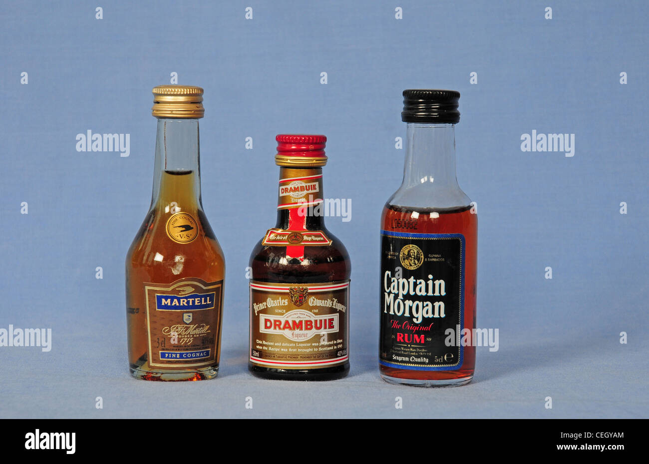 Brandy, Likör und Rum in Miniatur-Flaschen. Stockfoto