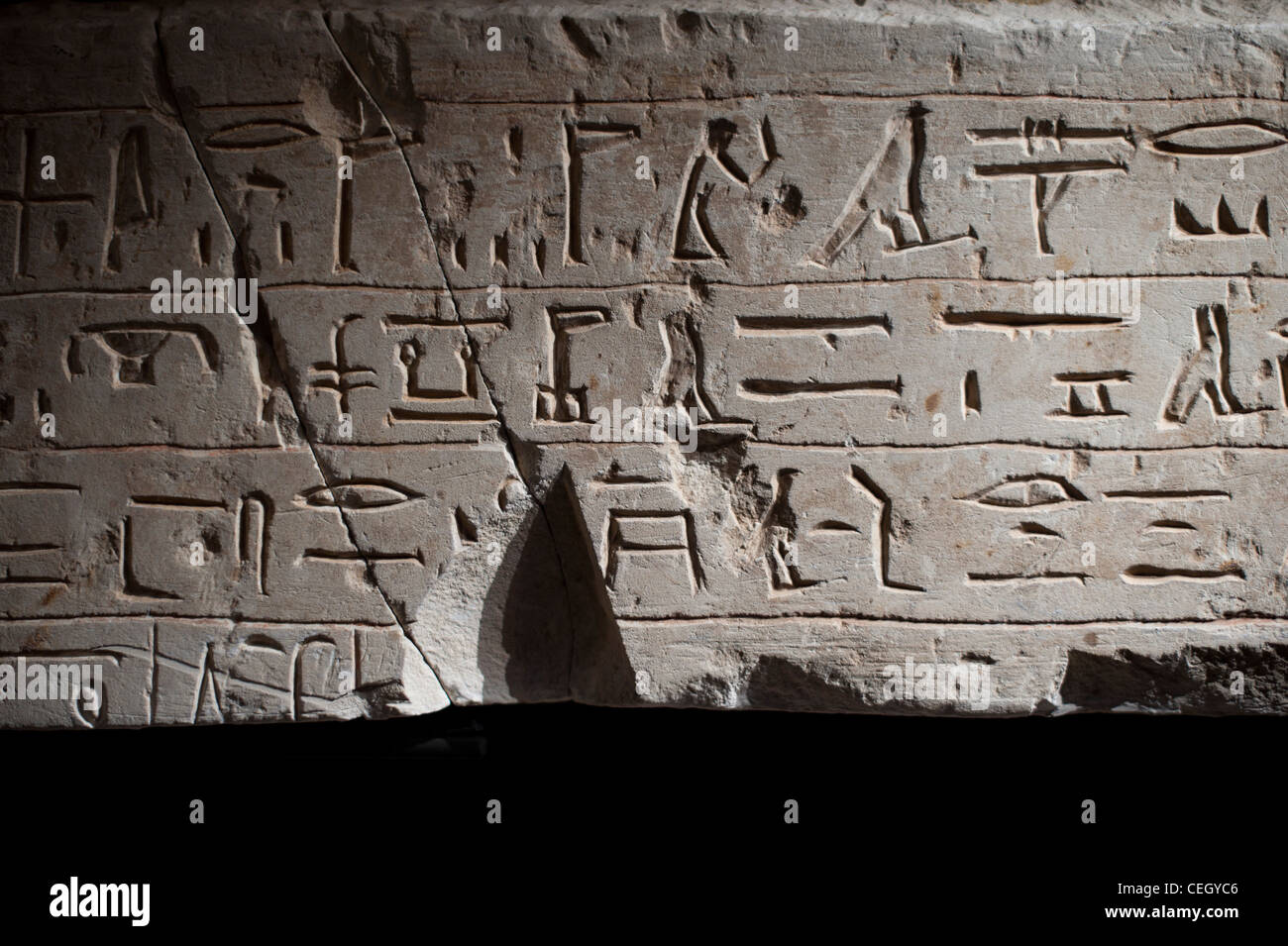 Ägyptische Steinmetzarbeiten und gemalten Hieroglyphen Stockfoto