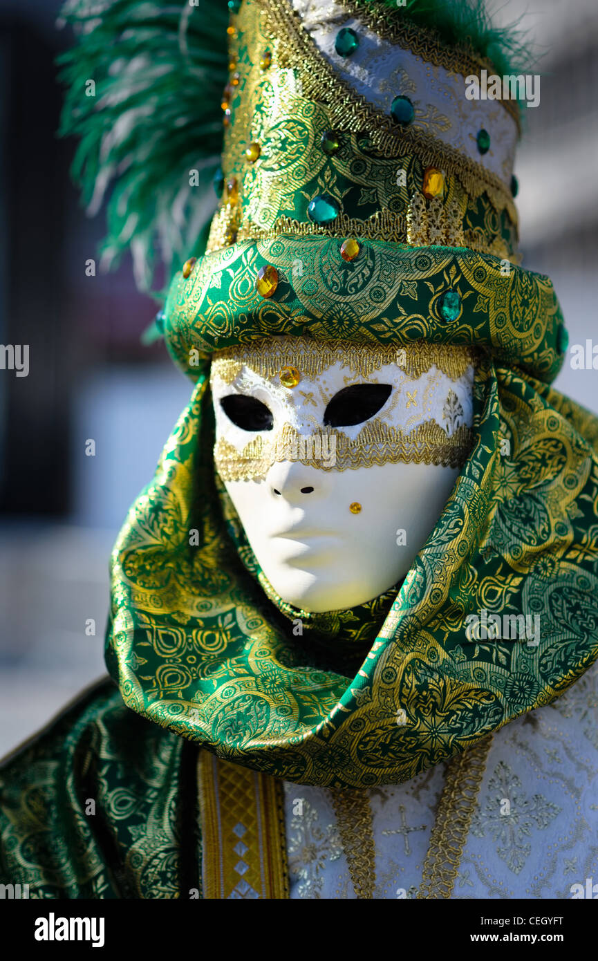 Traditionellen venezianischen Carnnival Kostüm auf dem San Marco Platz Stockfoto