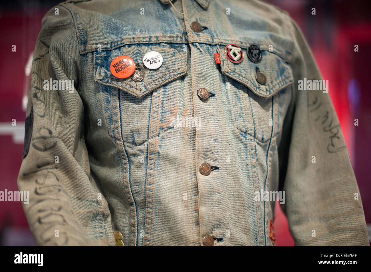 80er Jahre Jeansjacke mit Abzeichen Stockfotografie - Alamy