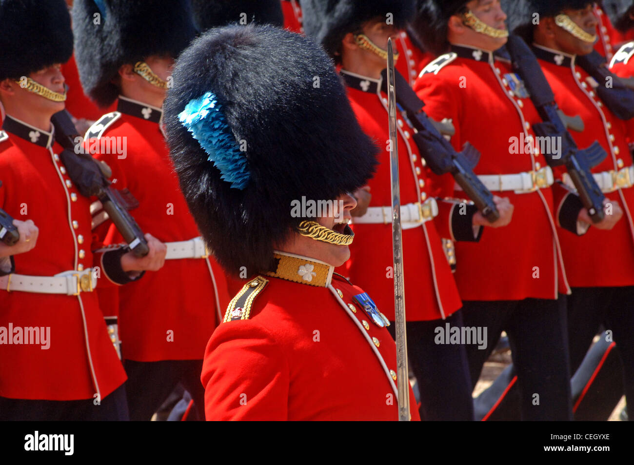 He amtlicher Geburtstag der Königin Elizabeth II ist eine Militärparade und Bühnenschau, bekannt als Trooping die Farbe jedes Jahr geprägt Stockfoto