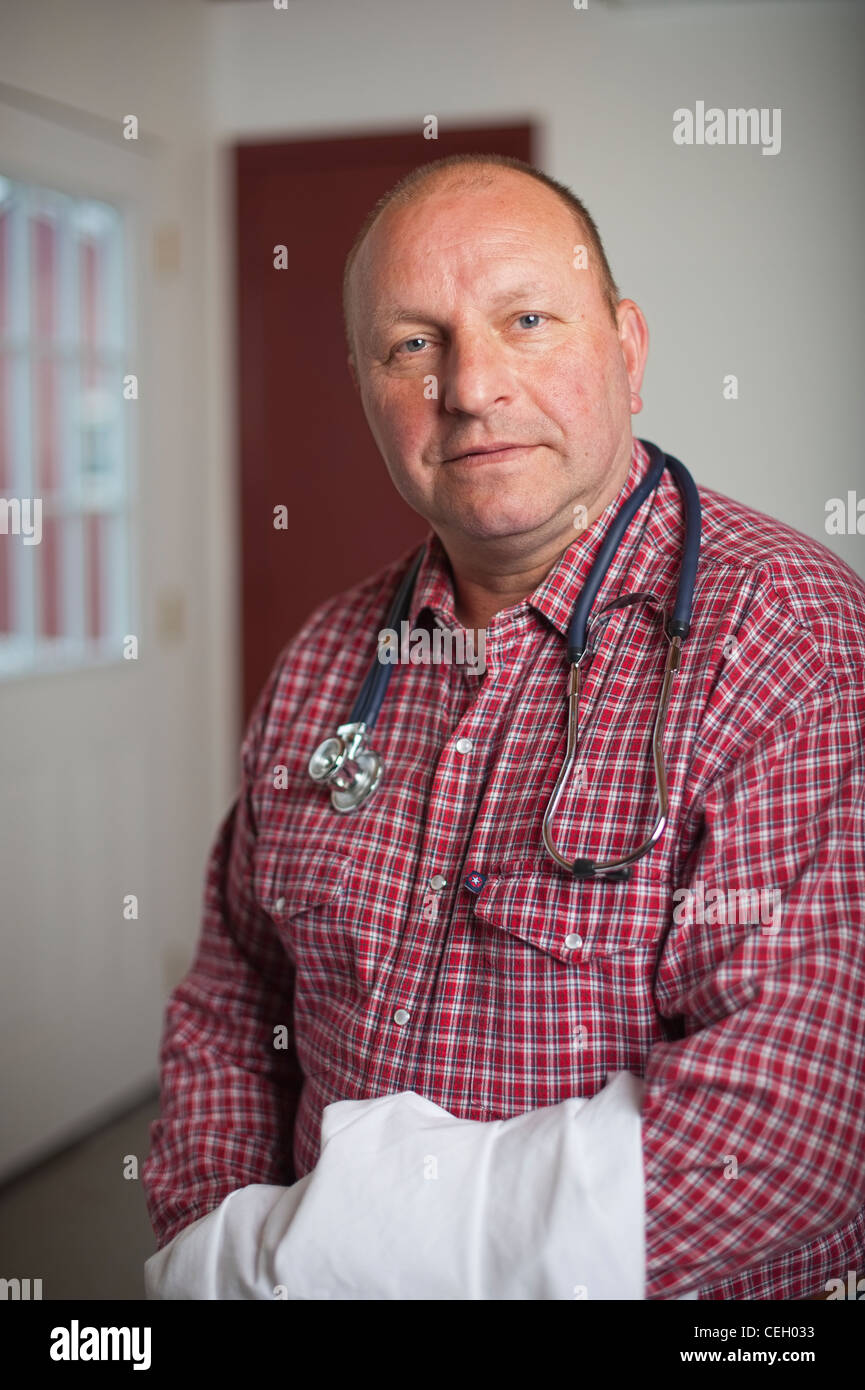 Allgemeinmediziner In seiner Klinik Stockfoto