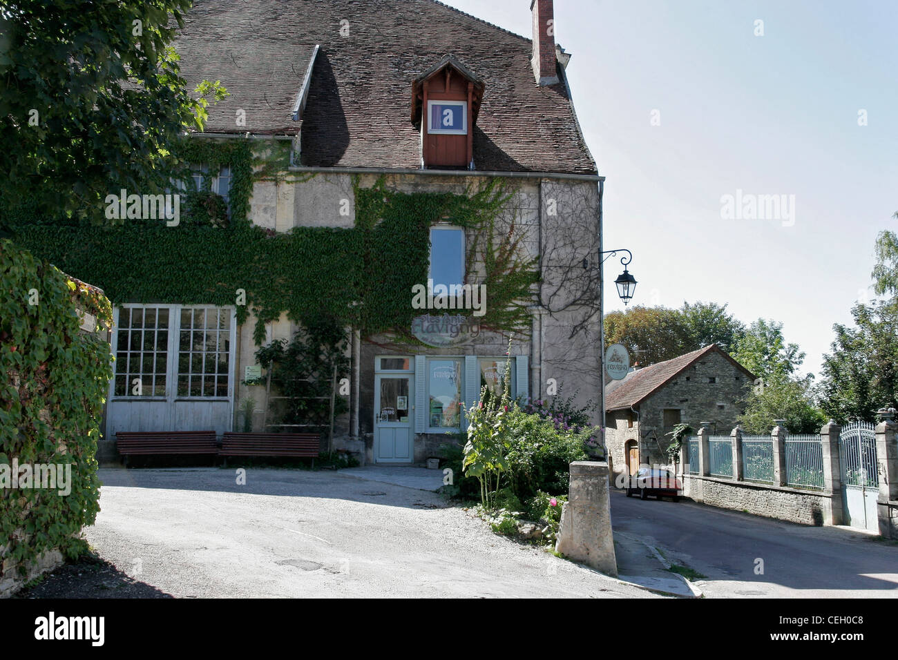 Das Geschäft in Anis de l'Abbaye de Flavigny - der Anisfabrik in Flavigny-sur-Ozerain. Einige Szenen aus 'Chocolat' wurden in diesem Dorf gedreht. Stockfoto