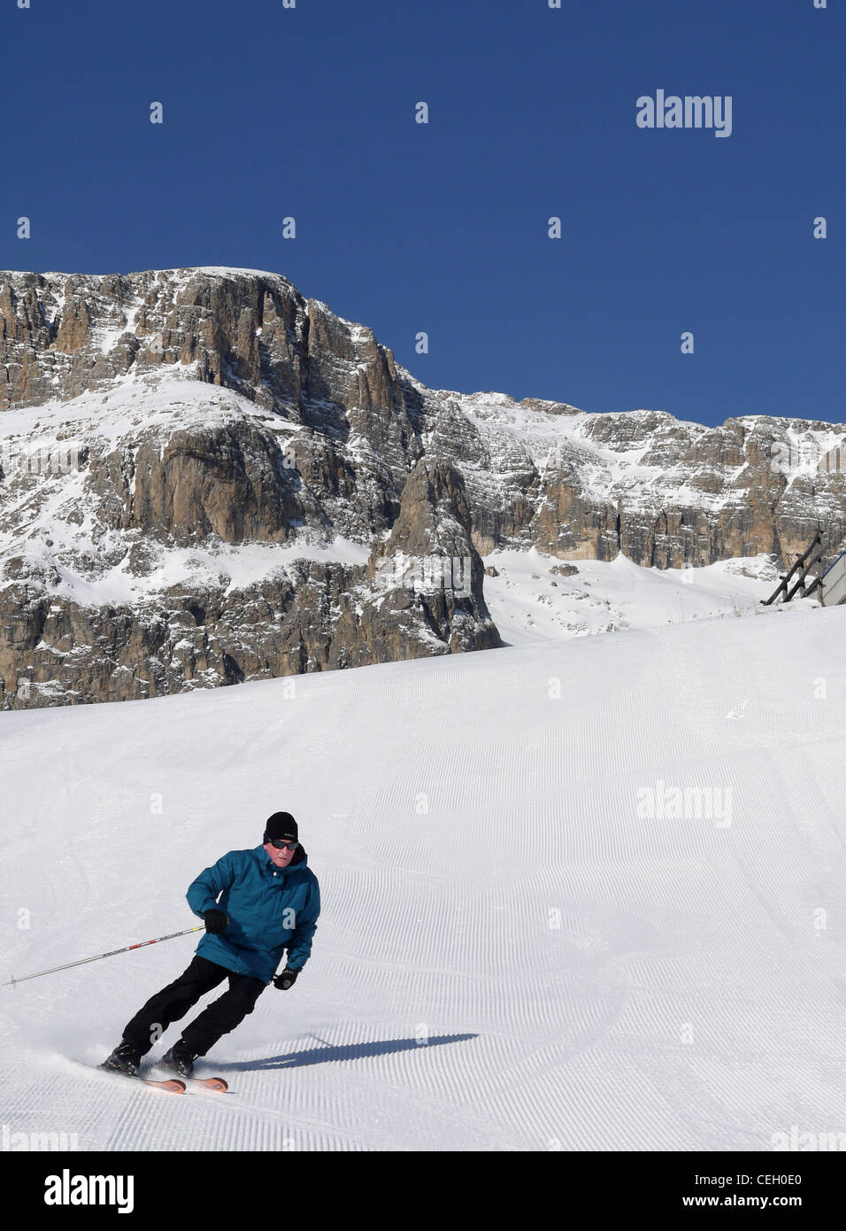 Skifahrer auf der Sella Ronda-Strecke mit den markanten Bergen im Hintergrund Stockfoto