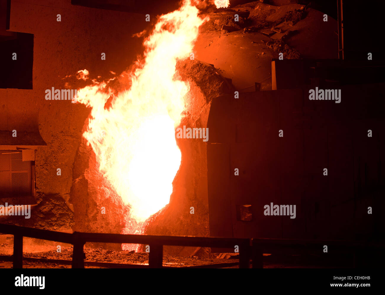 In Strömen geschmolzener Stahl - industriellen Metallurgie Stockfoto