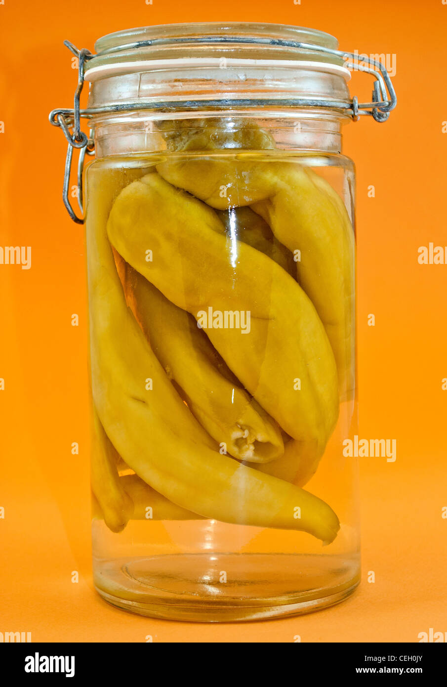 Chili Paprika mariniert in das Glasgefäß auf dem weißen Hintergrund isoliert Stockfoto