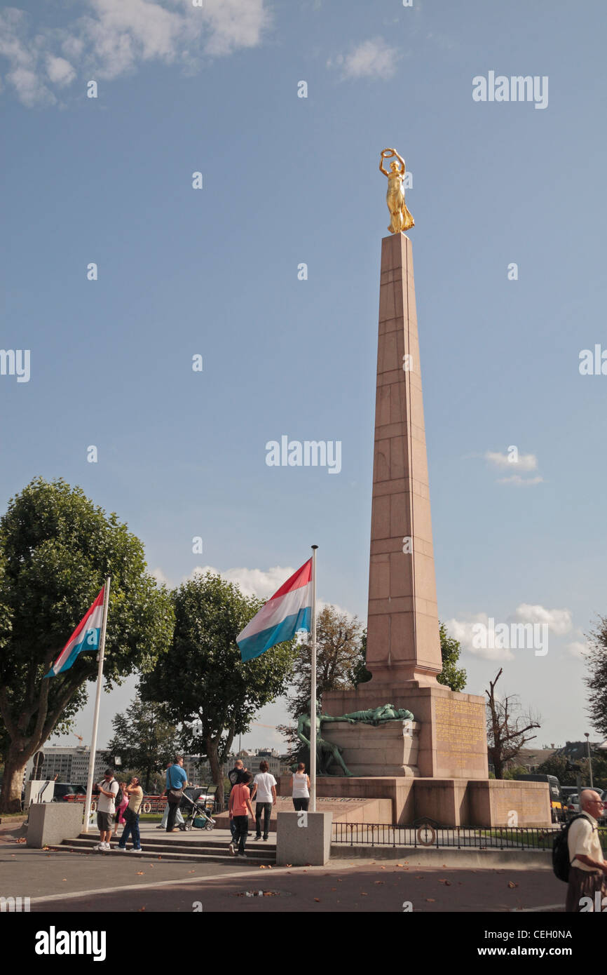 Die Gelle Fra Krieg Memorial (oder Denkmal der Erinnerung), Place De La Constitution, Stadt Luxemburg, Großherzogtum Luxemburg. Stockfoto