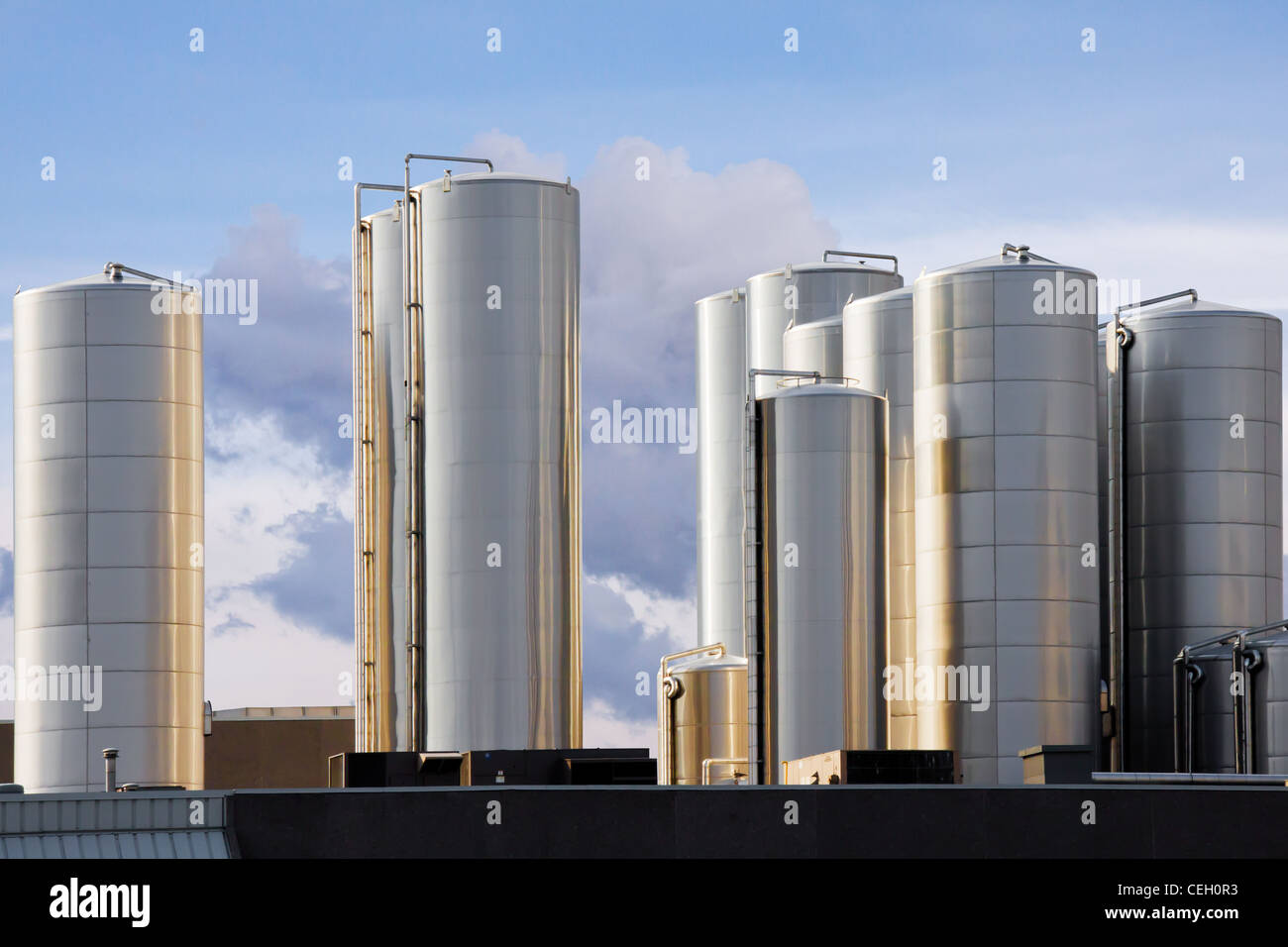 14 Metall Industrietanks Glanz in der warmen lite auf den Sonnenuntergang Stockfoto