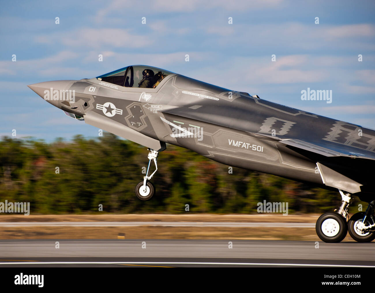 Das neueste Flugzeug der Marine Corp, der F-35B Lightning II Joint Strike Fighter, landet in seinem neuen Zuhause auf der Eglin Air Force Base, Fla. Das neueste Flugzeug im Verteidigungsministerium Inventar gehört zu Marine Fighter Attack Squadron 501. Die Marines von VMFAT-501 erhielten zwei F-35Bs Januar 11. Beide Flugzeuge wurden von Marine F-18 Hornets eineskortiert. Stockfoto