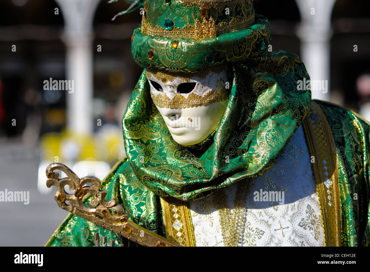 Traditionellen venezianischen Carnnival Kostüm auf dem San Marco Platz Stockfoto