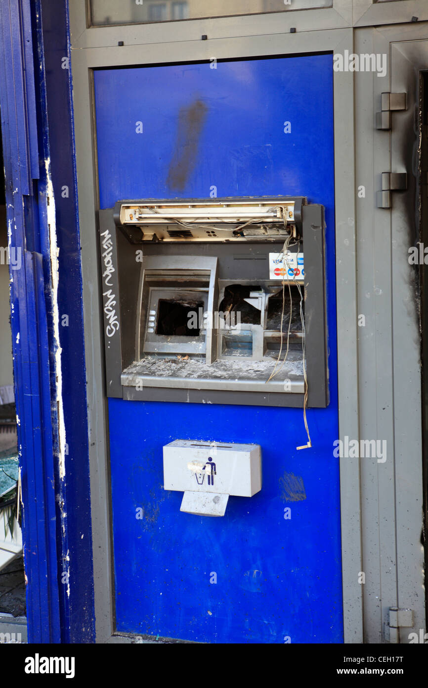 Griechenland Athen Monastiraki Platz geschändeter Attica Bank nach den Unruhen vom 12. Februar Stockfoto