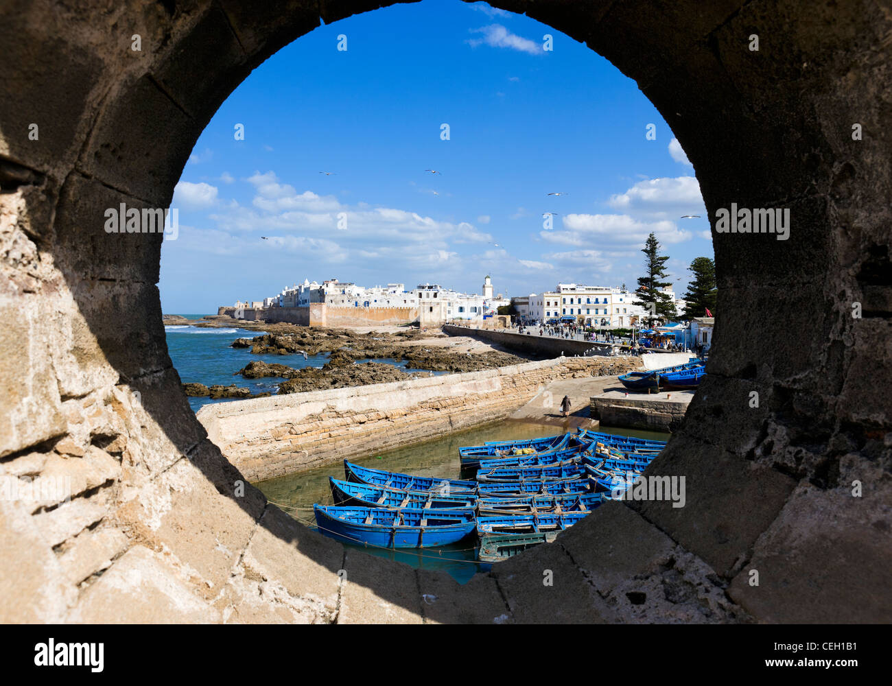 Blick auf die Altstadt von den Wänden der Skala du Port mit einheimischen Fischerbooten im Vordergrund, Essaouira, Marokko Stockfoto
