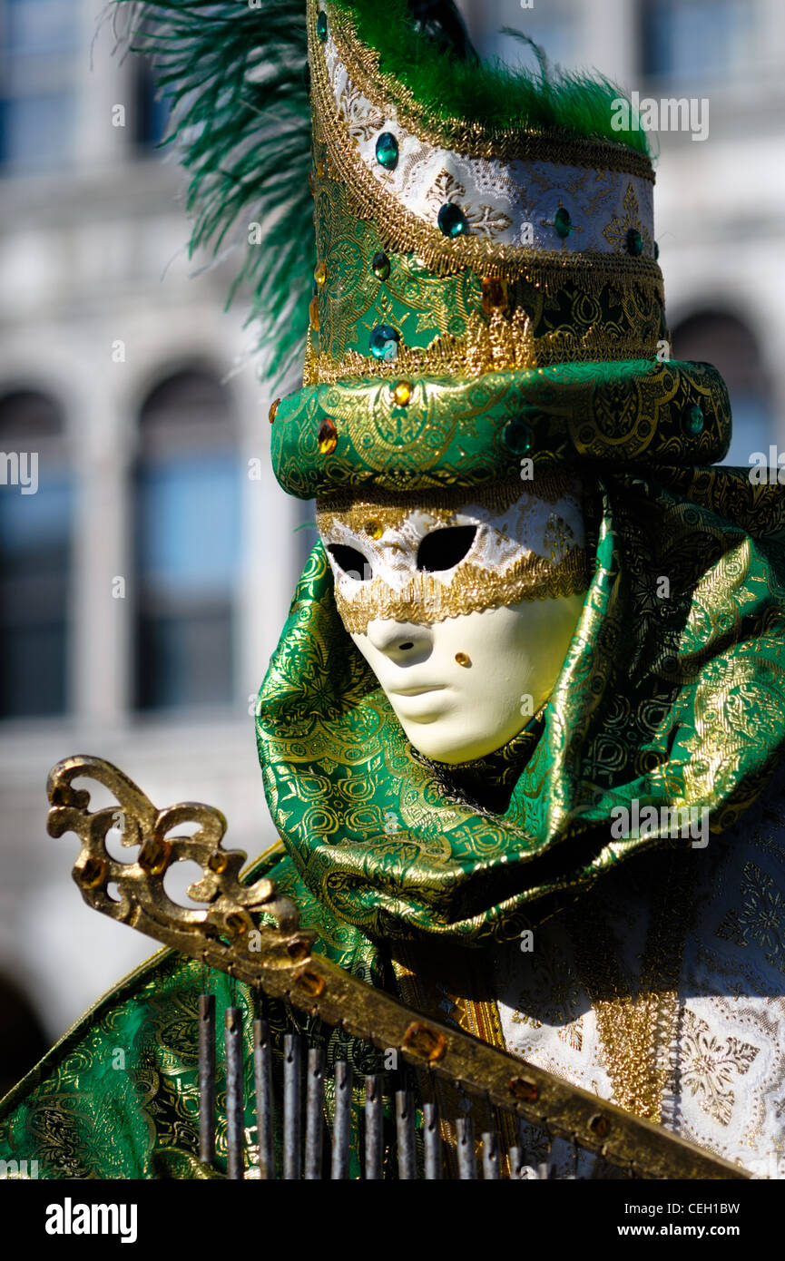 Traditionellen venezianischen Karnevalskostüm auf dem San Marco Platz Stockfoto