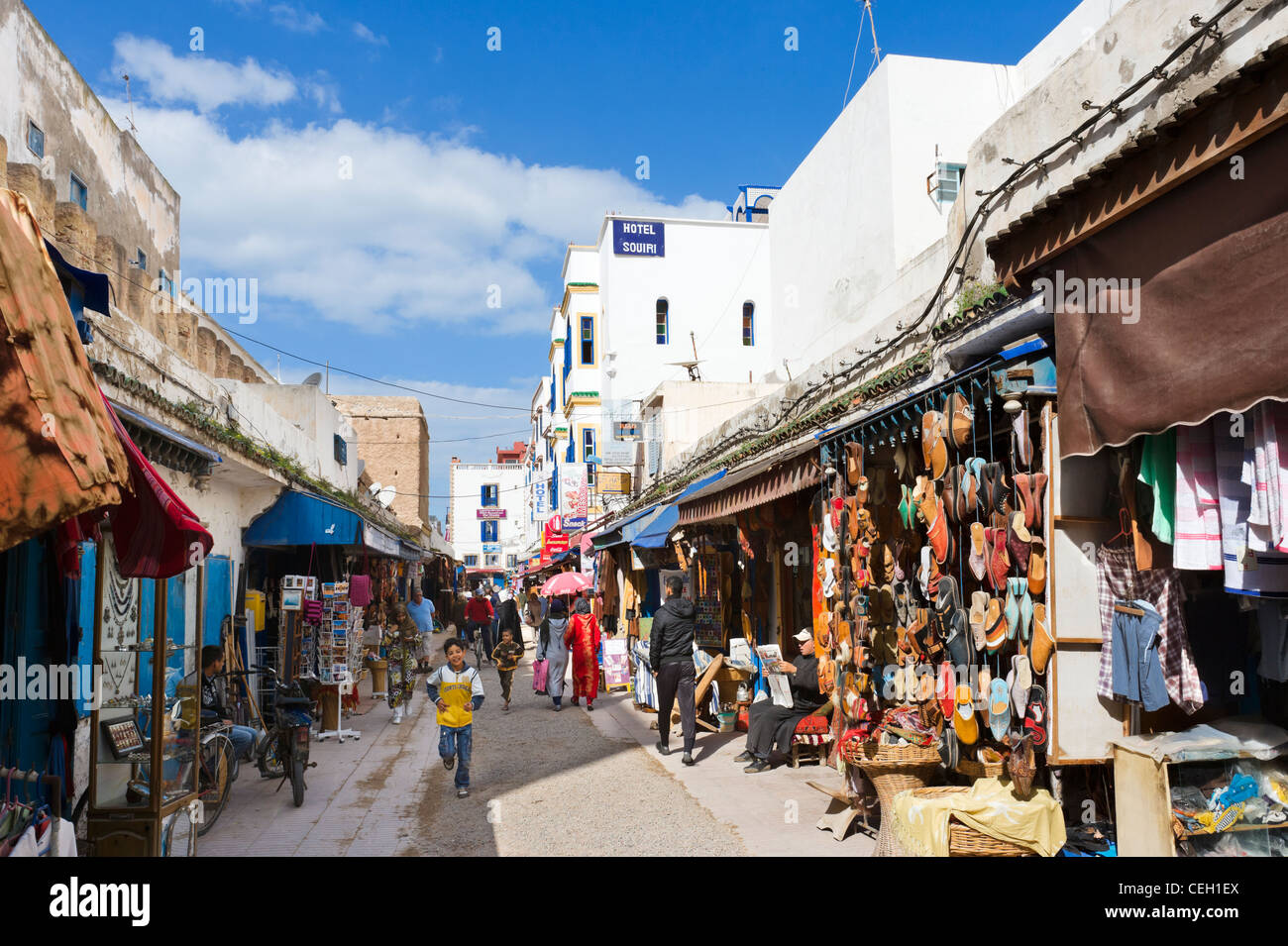 Geschäfte und Stände in der Medina, Rue Attarine, Essaouira, Marokko, Nordafrika Stockfoto
