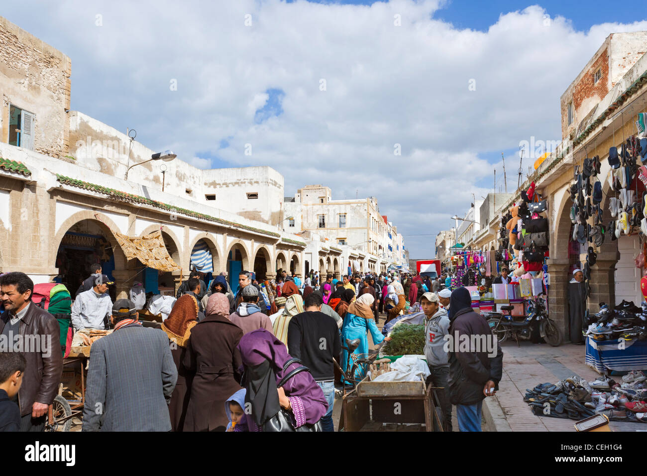 Geschäfte und Stände in der Medina, Avenue de L'Istiqlal, Essaouira, Marokko, Nordafrika Stockfoto