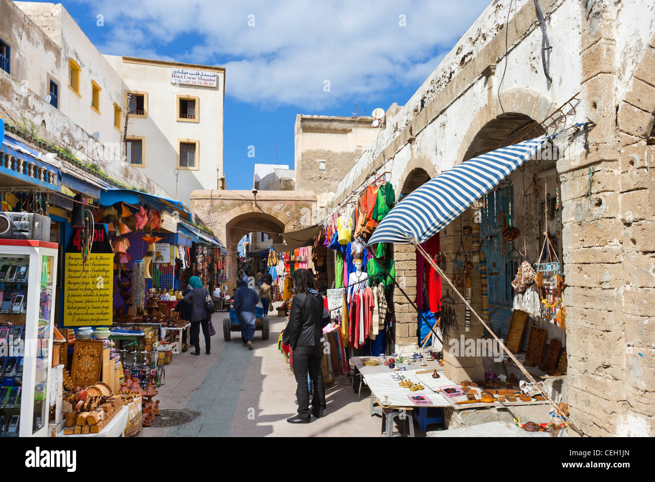 Geschäfte und Stände in der Medina, Essaouira, Marokko, Nordafrika Stockfoto