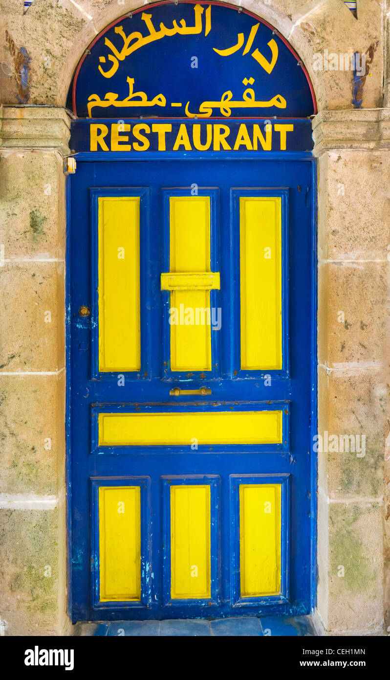 Tür zu einem Restaurant in der Medina, Essaouira, Marokko, Nordafrika Stockfoto