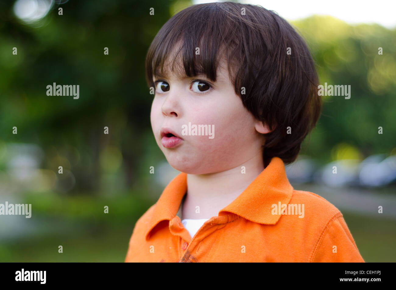 Ein kleines Kind in den Park zu sprechen. Stockfoto