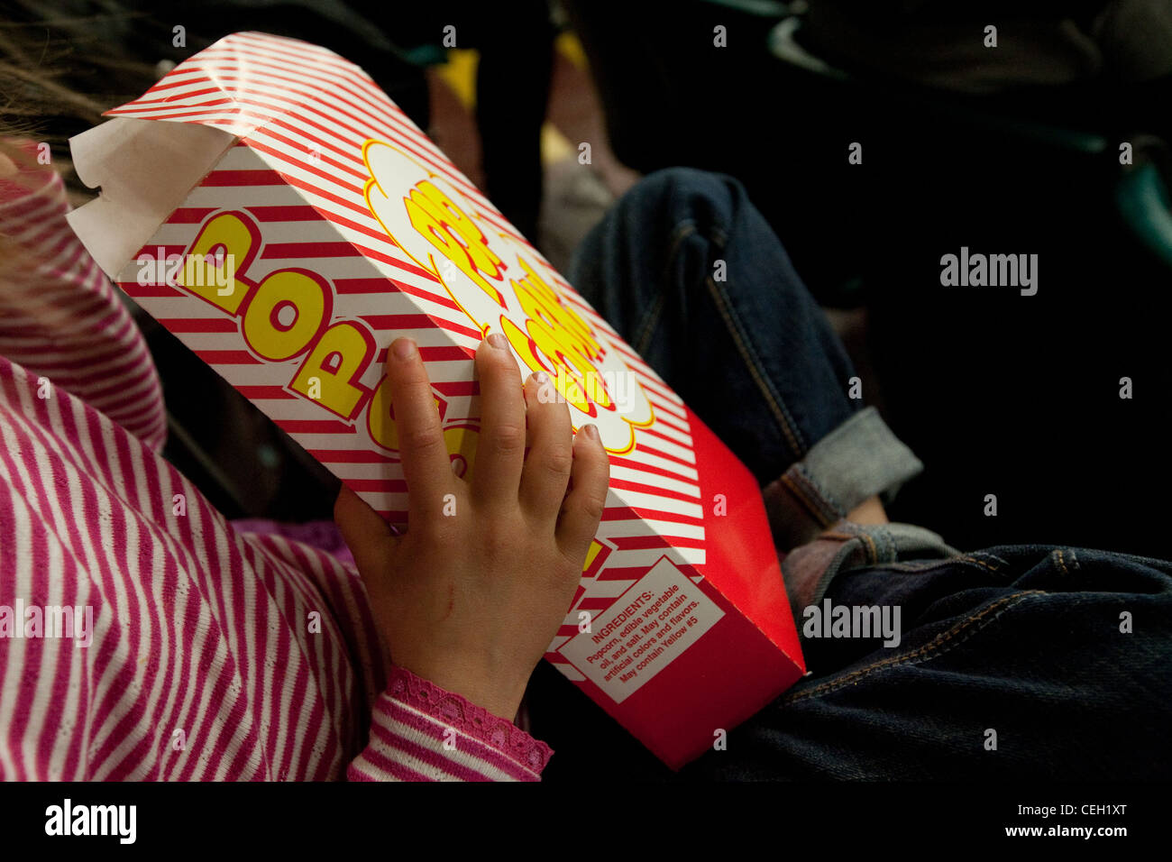 Mädchen hält eine Schachtel mit popcorn Stockfoto