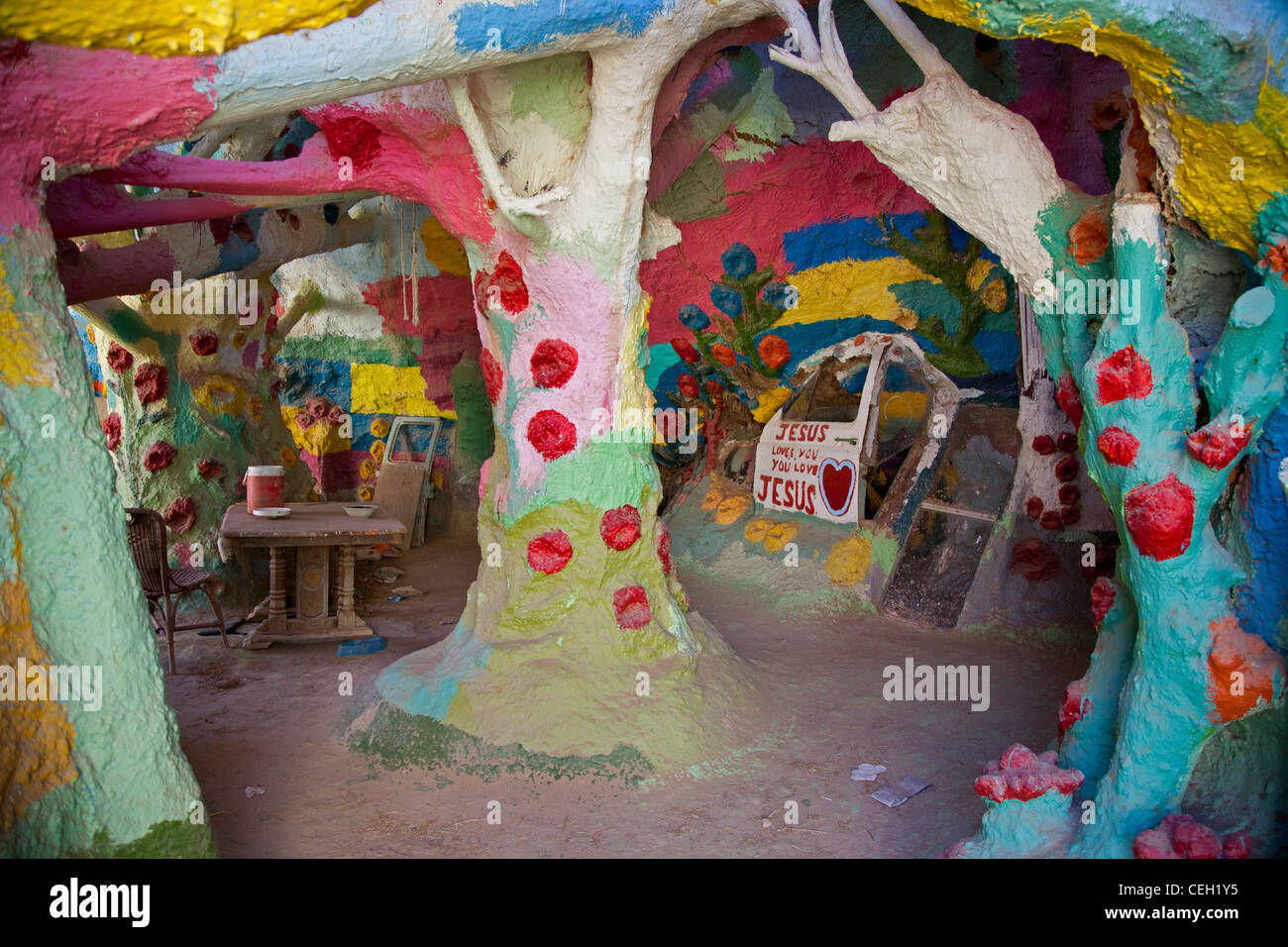 Niland, Kalifornien - Salvation Mountain, einem einsamen Hügel bedeckt mit religiöse Botschaften, erstellt von Leonard Knight. Stockfoto