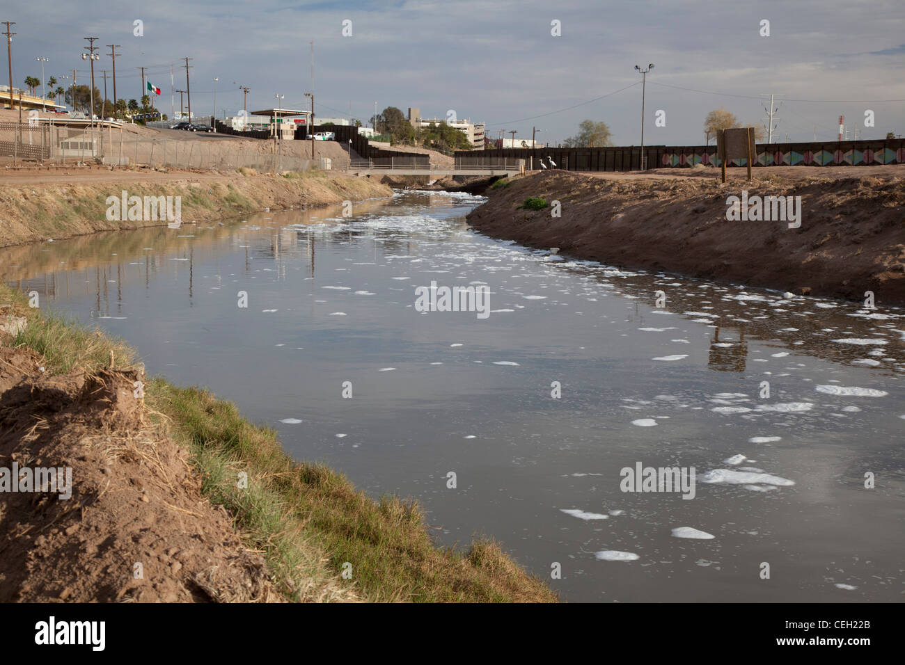 Stark verschmutzt New River, tritt als es die USA von Mexiko Stockfoto