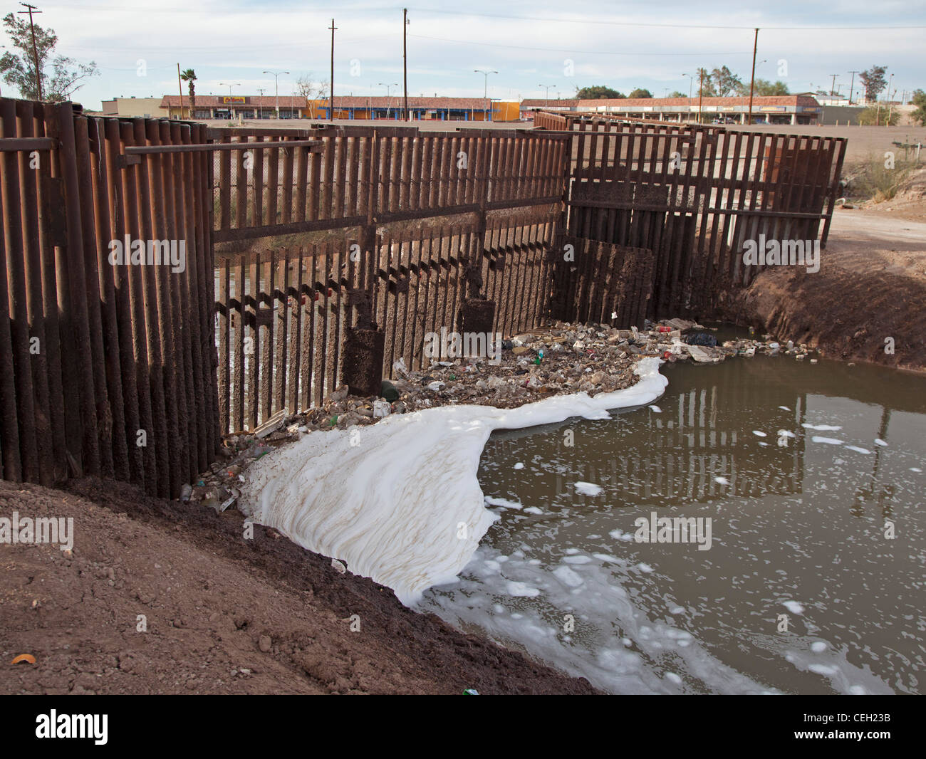 Stark verschmutzt New River, tritt als es die USA von Mexiko Stockfoto