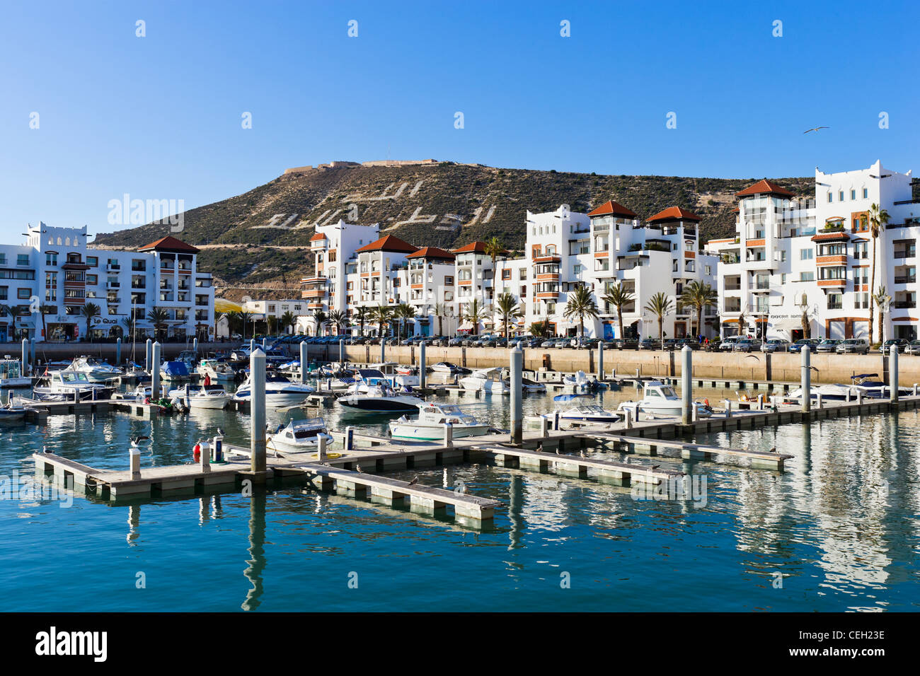 Agadir Marina mit der Kasbah auf dem Hügel hinter, Agadir, Marokko, Nordafrika Stockfoto