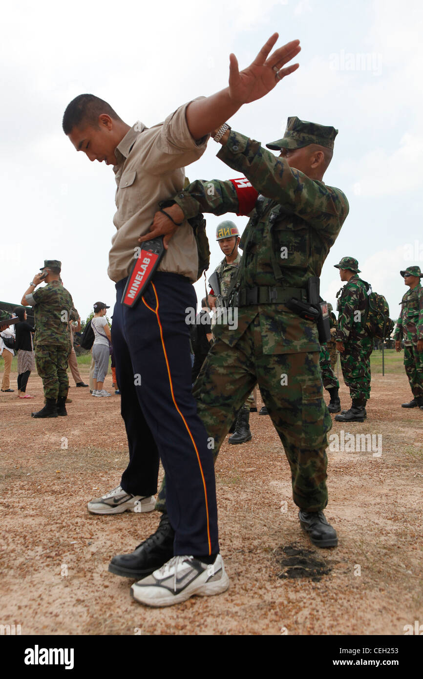 Eine Royal Thai Marine durchsucht während der simulierten, nicht-kämpferischen Evakuierungsoperation in Rayong, Königreich Thailand, am 12. Februar 2012 einen Evakuierten am Eintrittspunkt. Das Royal Thai Marine Corps, die US-Marine, die Japan Self Defense Forces, die malaysischen und singapurischen Streitkräfte nahmen alle an der NEO-Ausbildung während der Übung Cobra Gold 2012 Teil. Die Übung verbessert die Fähigkeit, gemeinsame Operationen zu planen und durchzuführen, Beziehungen zwischen den Partnerländern aufzubauen und die Interoperabilität in der Region Asien-Pazifik zu verbessern. Stockfoto