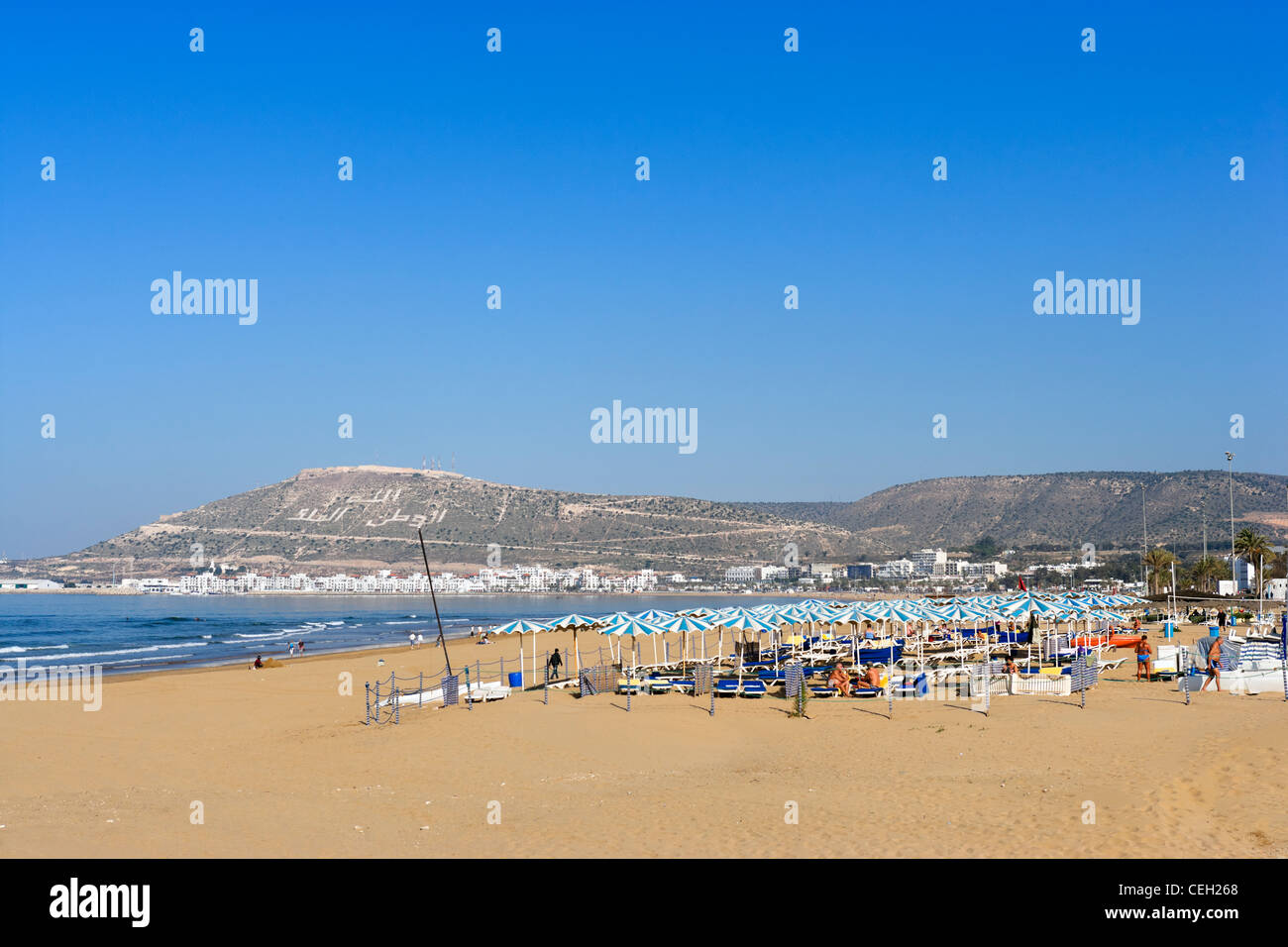 Strand von Agadir mit der Kasbah auf dem Hügel hinter, Agadir, Marokko, Nordafrika Stockfoto