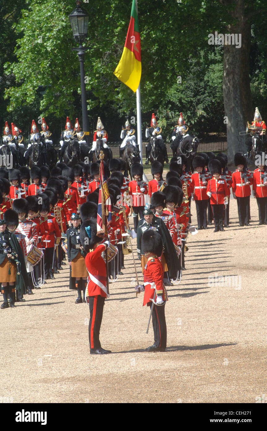 Der offizielle Geburtstag von Königin Elizabeth II zeichnet sich jedes Jahr durch eine Militärparade und Bühnenschau, bekannt als Trooping die Colou Stockfoto