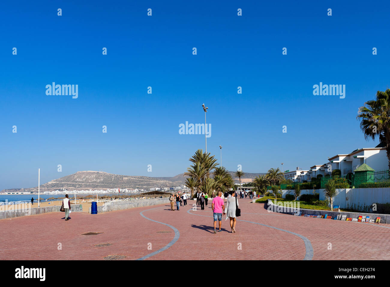 Strand und Promenade mit der alten Kasbah auf dem Hügel in der Ferne, Agadir, Marokko, Nordafrika Stockfoto