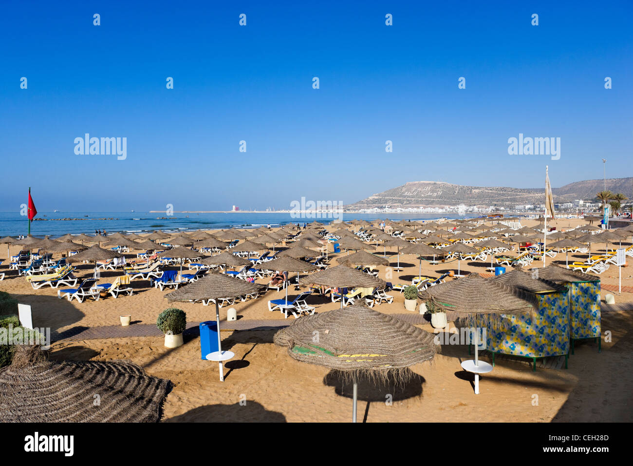 Strand von Agadir mit der Kasbah auf dem Hügel hinter, Agadir, Marokko, Nordafrika Stockfoto