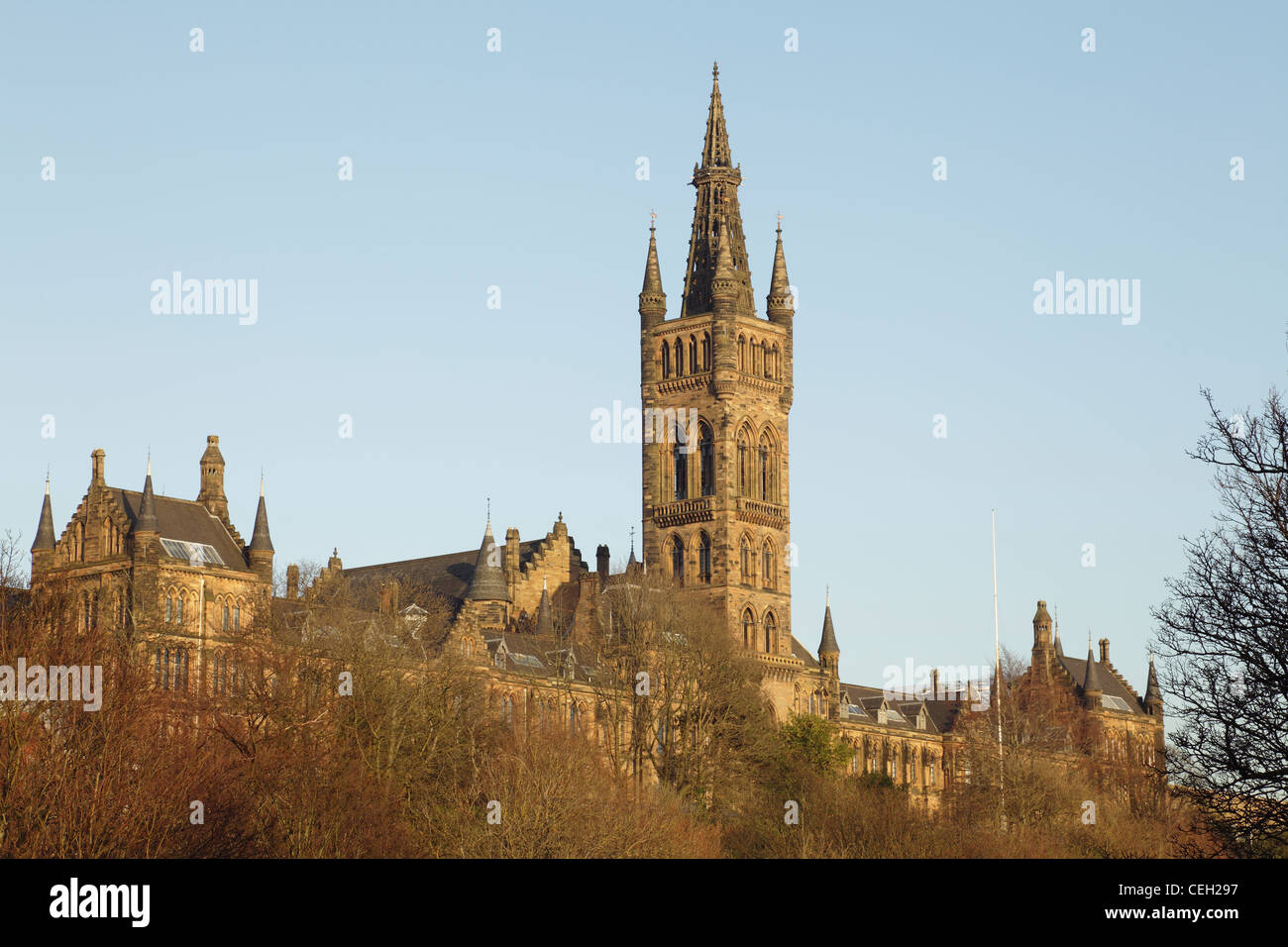 University of Glasgow, Südfassade des Hauptgebäudes mit dem Glockenturm, Gilmorehill Campus, Schottland, Großbritannien Stockfoto