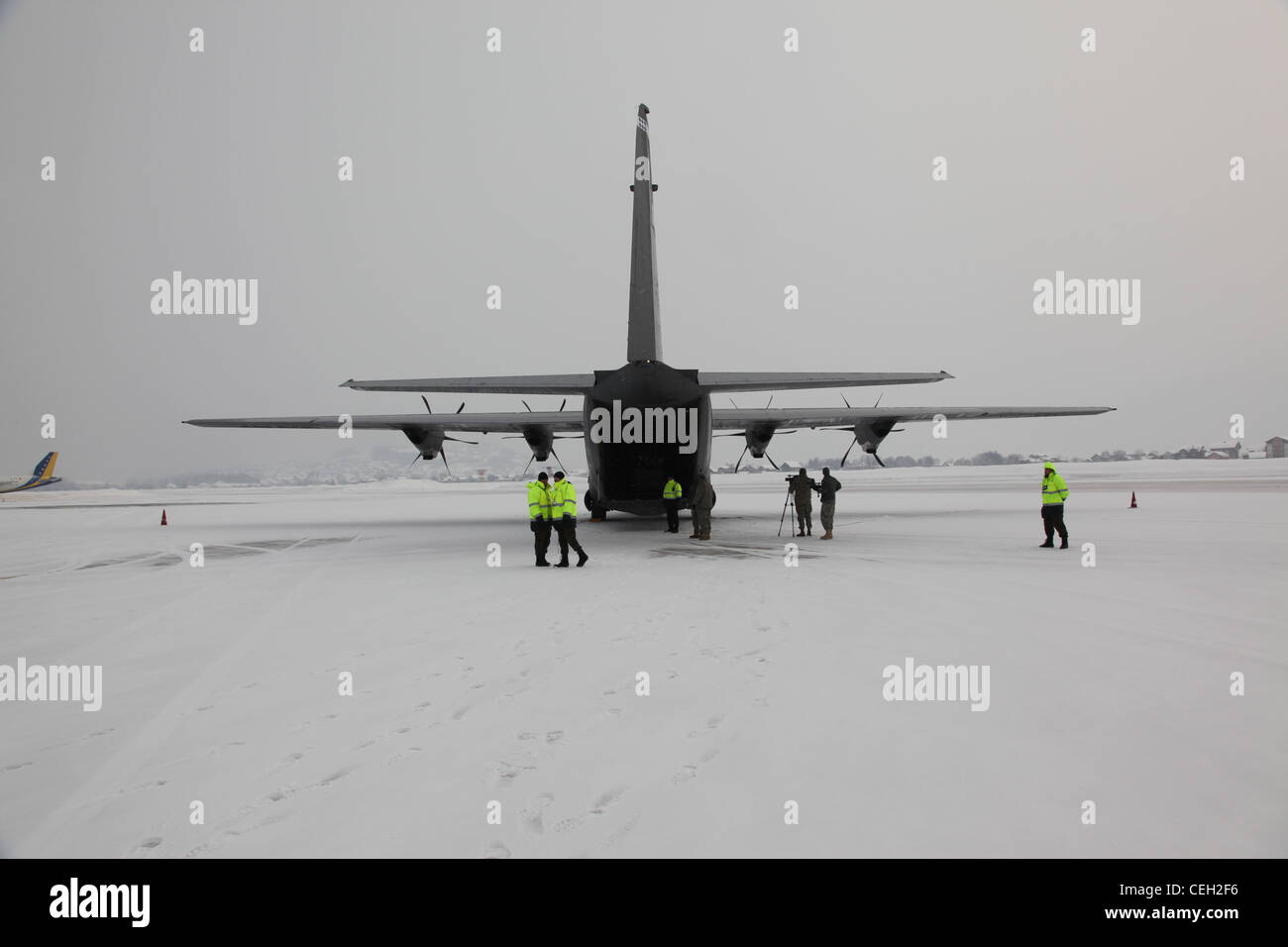 Personal am Flughafen Sarajevo hilft beim Herunterladen von Ausrüstung, die vom Luftwaffenstützpunkt Ramstein, Deutschland, 12. Februar 2012 nach Sarajevo, Bosnien und Herzegowina geliefert wurde. Die Lieferung war Teil eines militärisch-militärischen Austauschs zwischen BiH und US-Streitkräften. Stockfoto