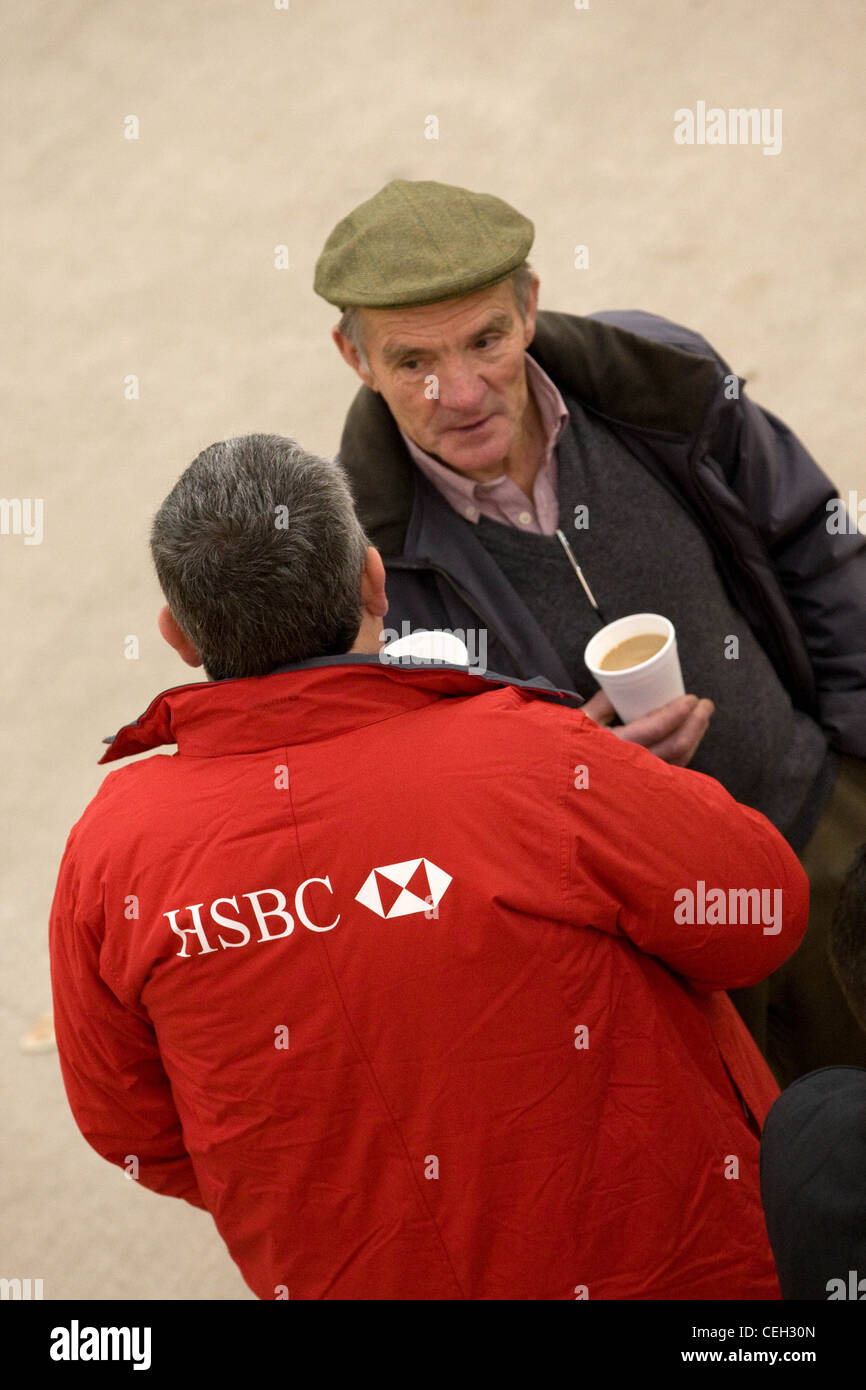 HSBC Farm Bank Manager im Gespräch mit einem Landwirt bei einer landwirtschaftlichen Veranstaltung Stockfoto